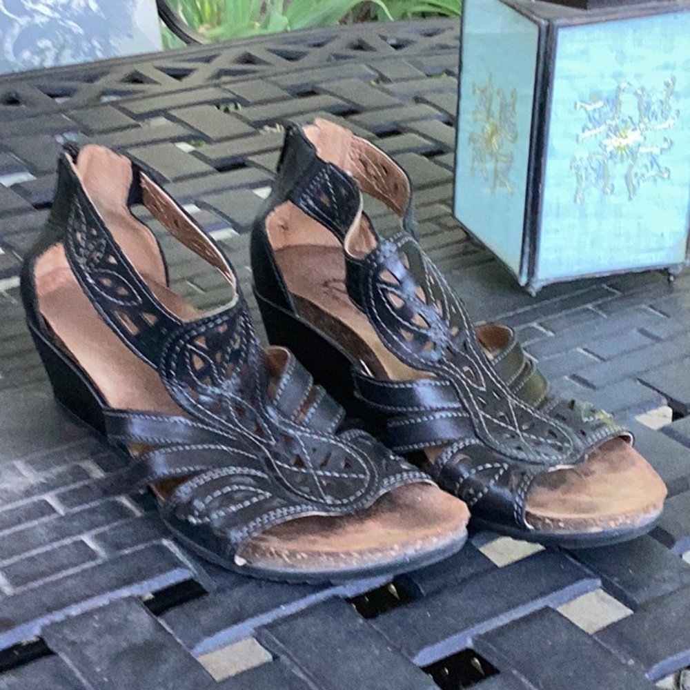 Earth Origins black back-zip sandals
